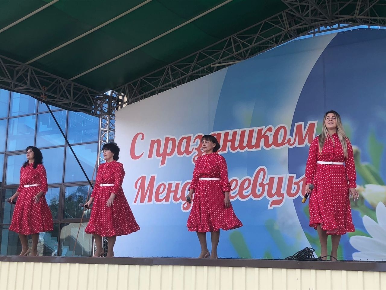 Местные артисты Менделеевска встречают избирателей песнями