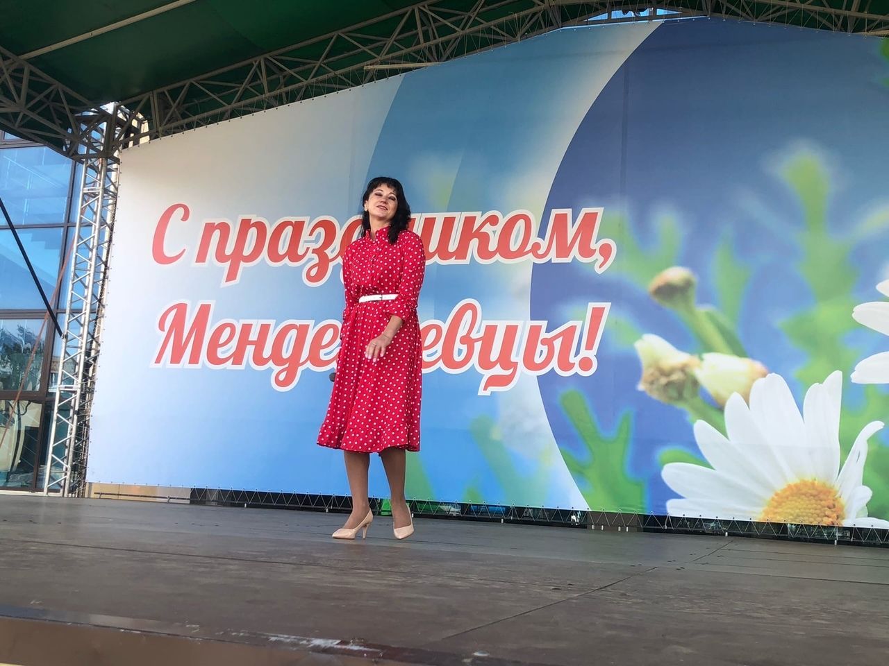 Местные артисты Менделеевска встречают избирателей песнями