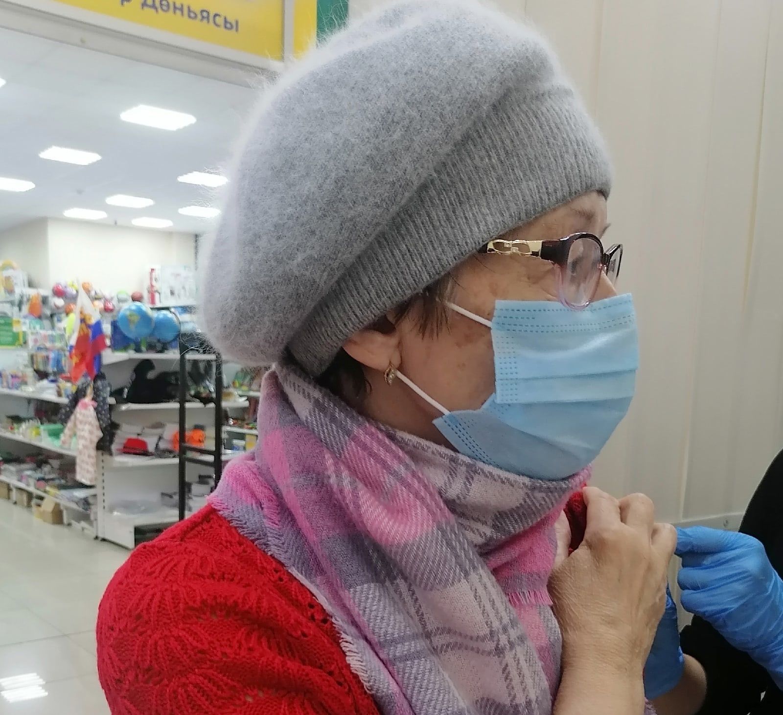 Менделеевцы сделали прививку от гриппа и коронавируса в торговом центре