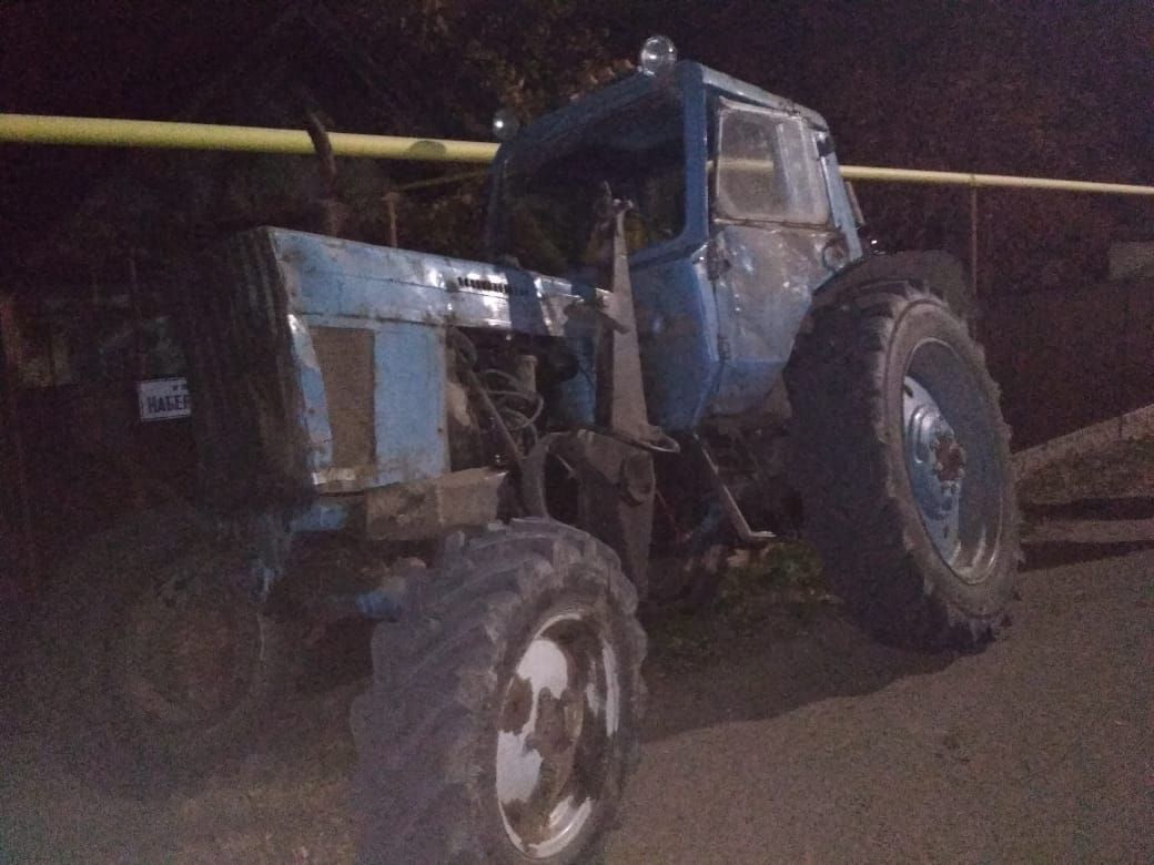В Менделеевске водитель трактора наехал на металлическое ограждение&nbsp;