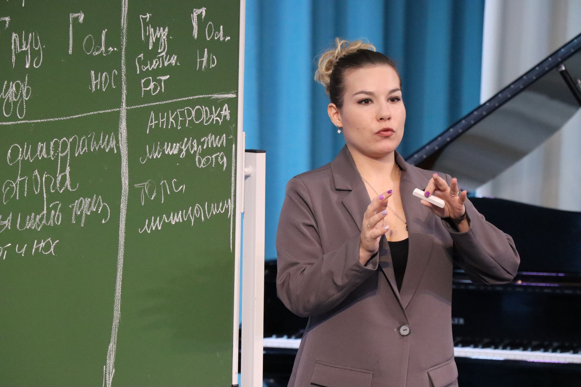 Певица Юлия Шегай провела мастер-класс по вокалу в Детской школе искусств Менделеевска