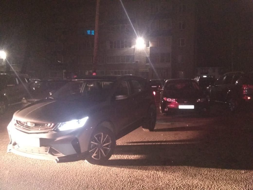 Автоледи совершила наезд на припаркованный автомобиль