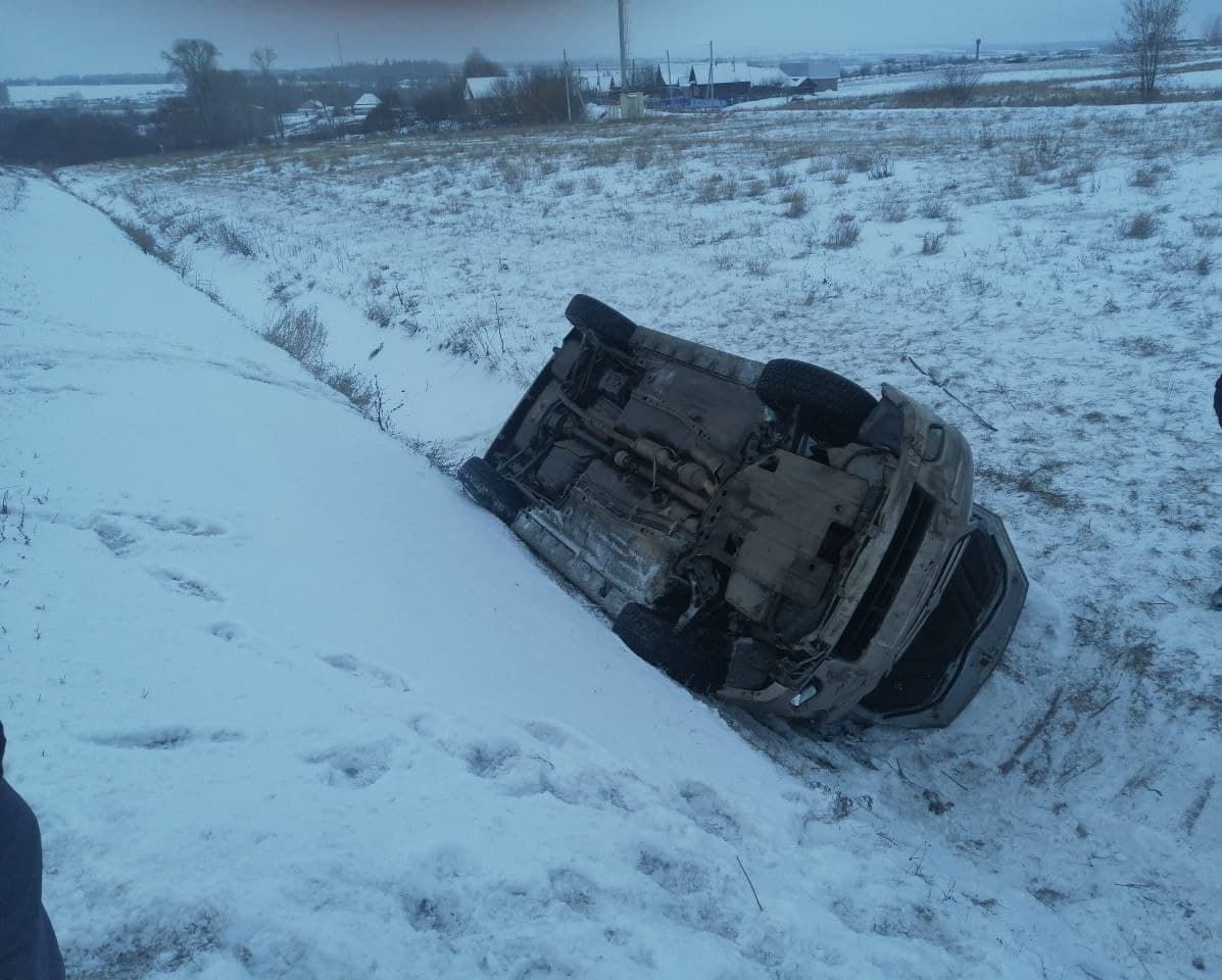 В Менделеевском районе автомобиль опрокинулся в кювет