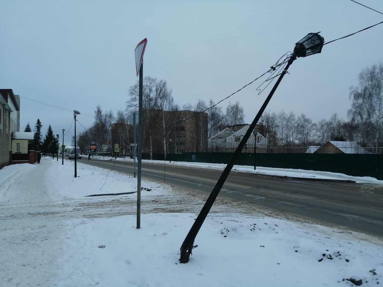 Грузовик повредил линию электропередач в Менделеевске