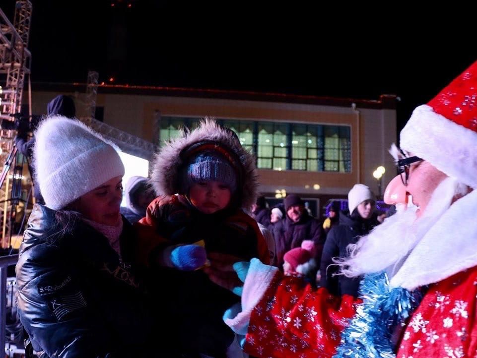 На главной елке Менделеевска зажглись тысячи огней