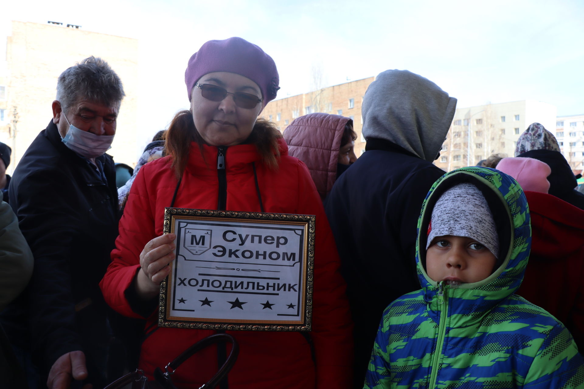 Телевизор, холодильник, микроволновку выиграли менделеевцы на розыгрыше призов от магазина