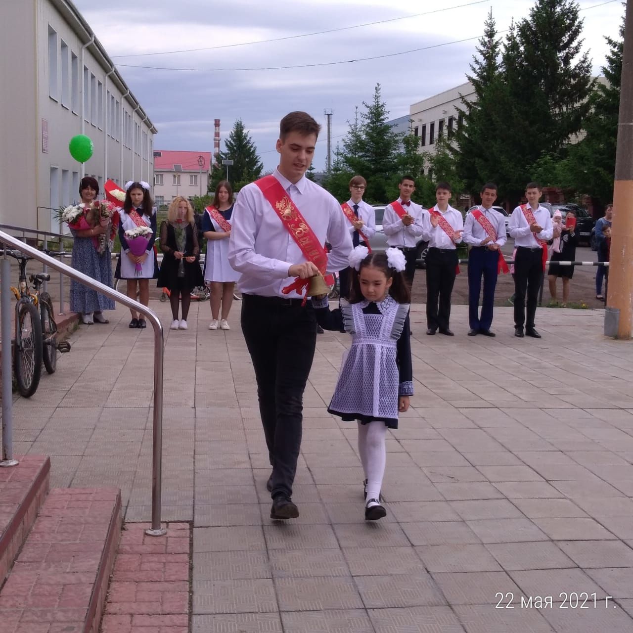 В школе № 4 Менделеевска прозвенел последний звонок для выпускников 9 и 11  классов