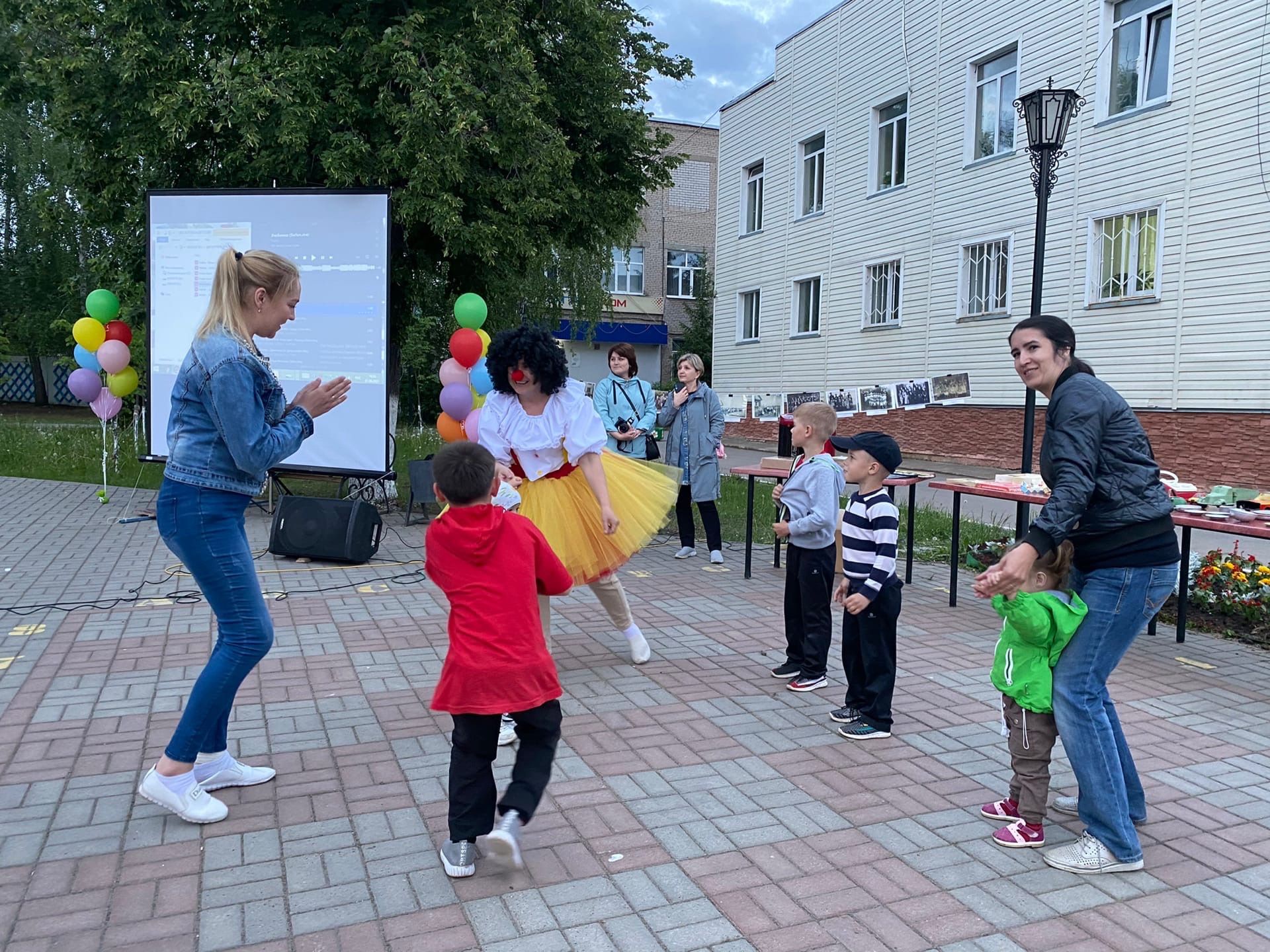 Менделеевцы посмотрели кино под открытым небом