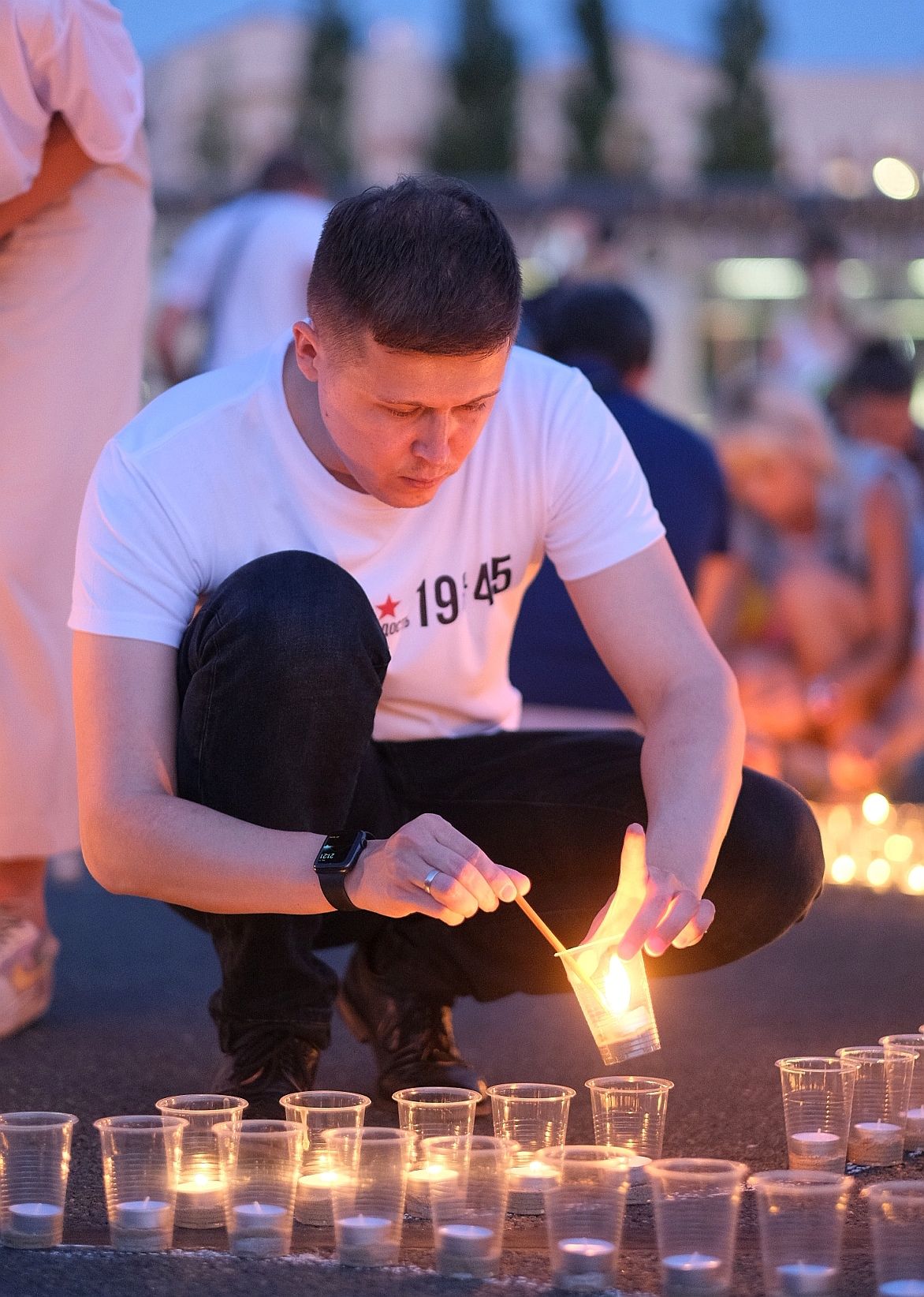 Татарстанцы выложили свечами портрет Девятаева и самолет Пе-2