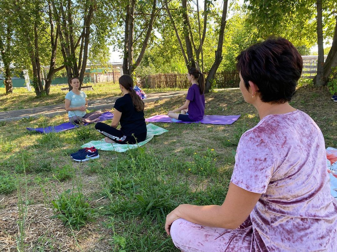 В парке «Ушковские острова» прошло бесплатное занятие по йоге