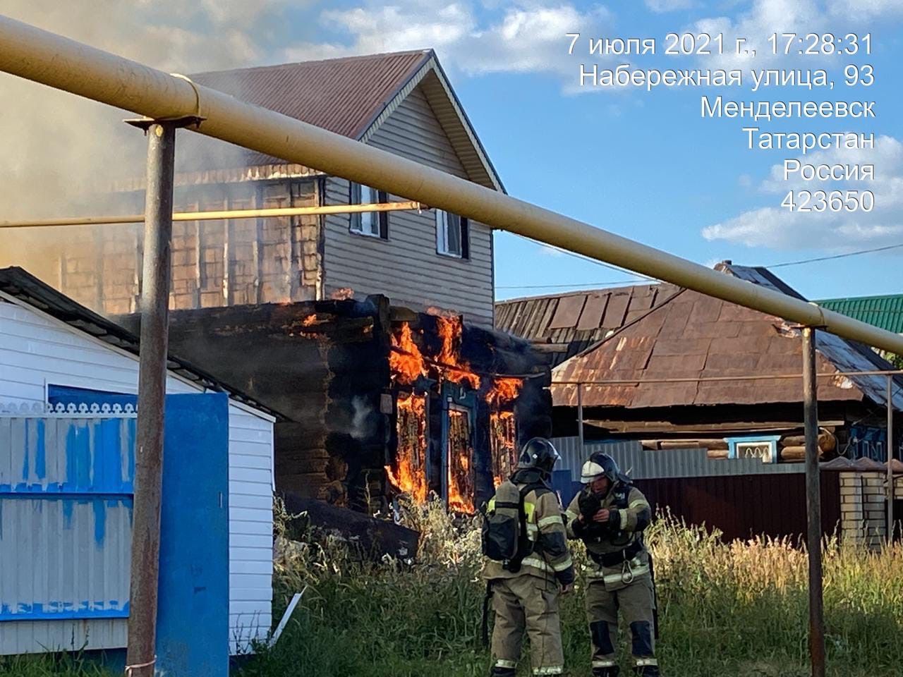 В Менделеевске сгорело деревянное строение