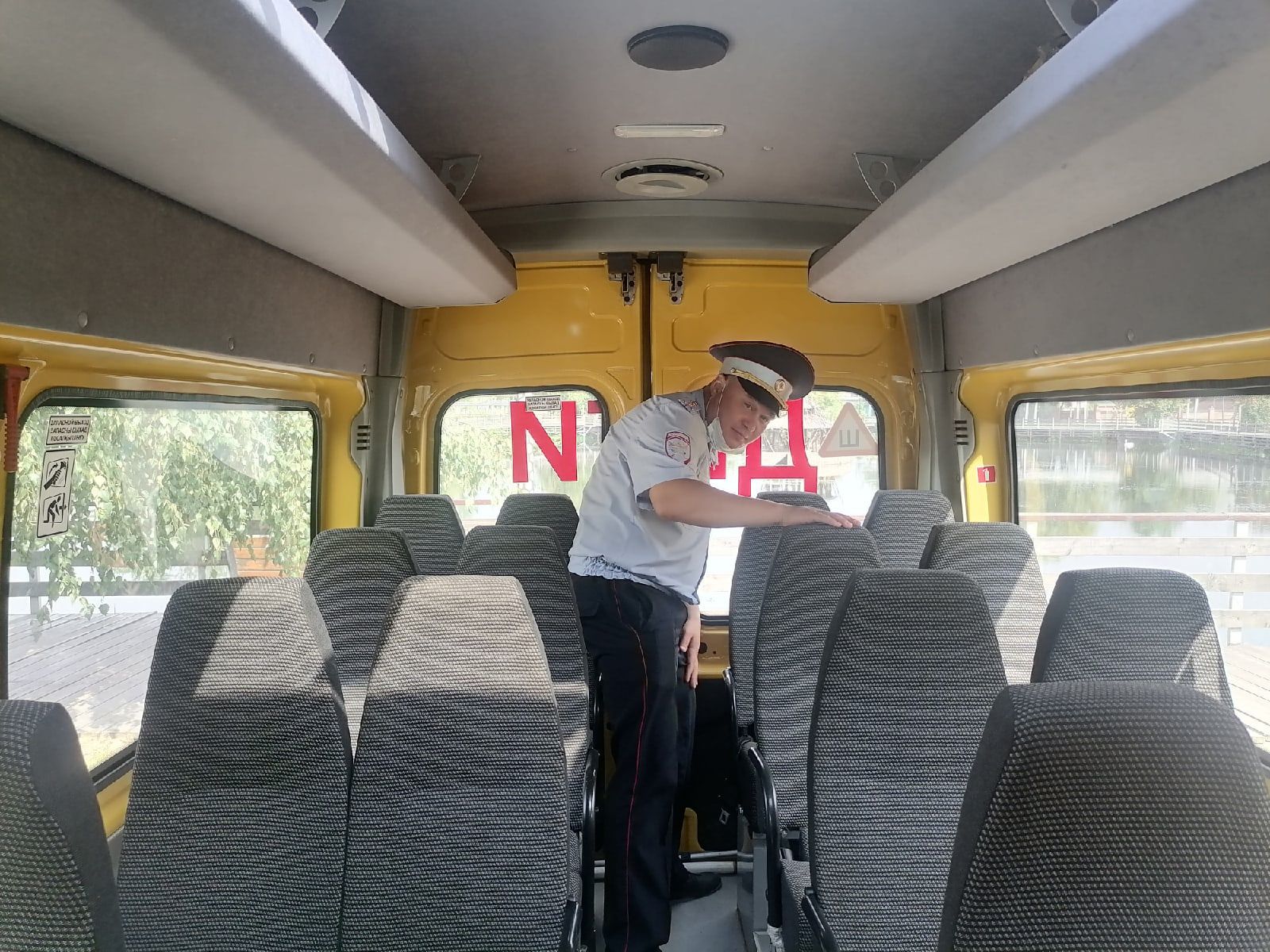 Сотрудники ГИБДД Менделеевска проверили готовность школьных автобусов к учебному году