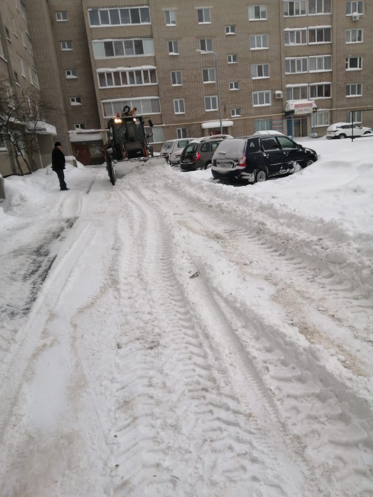 На улицах города активно работает снегоуборочная техника