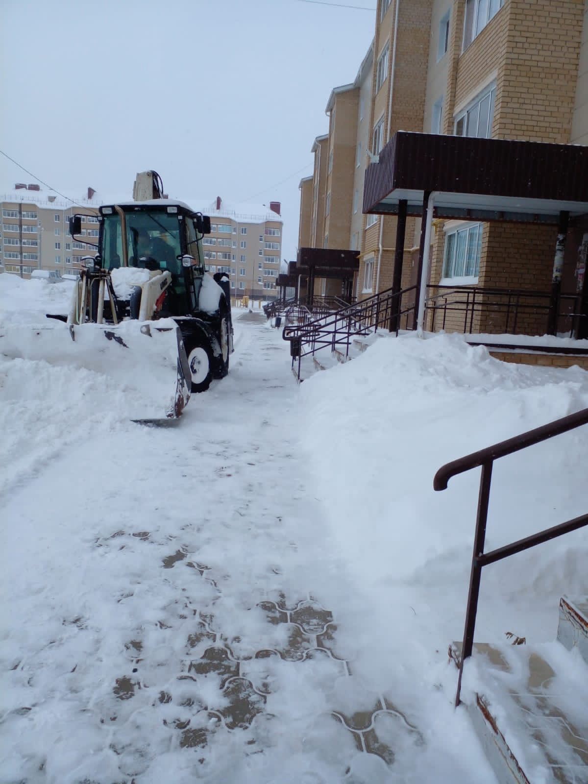 На улицах города активно работает снегоуборочная техника