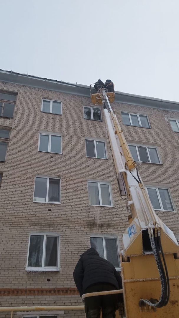 Сотрудники Управляющей компании убирают снег с крыш жилых домов