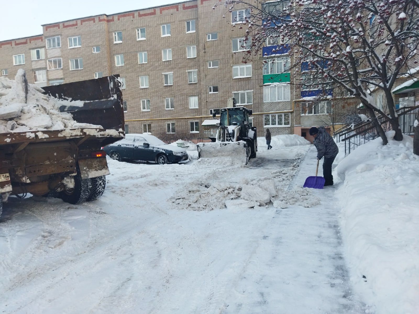 В городе активно ведутся работы по очистке и вывоза снега с общественных мест и тротуаров