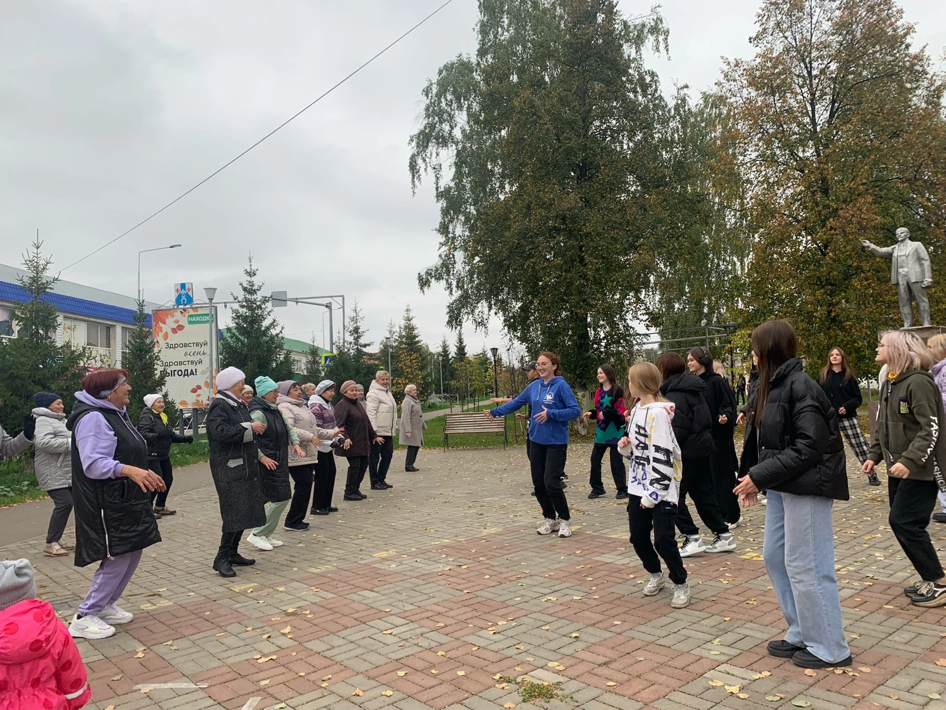 В Менделеевске прошёл флешмоб к Дню пожилых