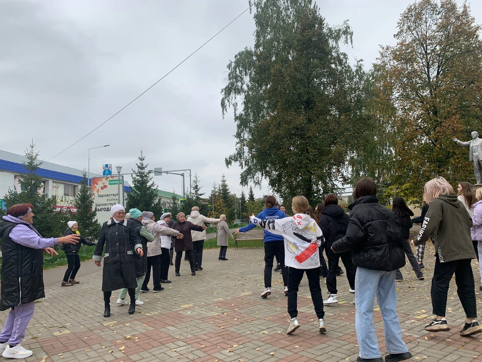 В Менделеевске прошёл флешмоб к Дню пожилых