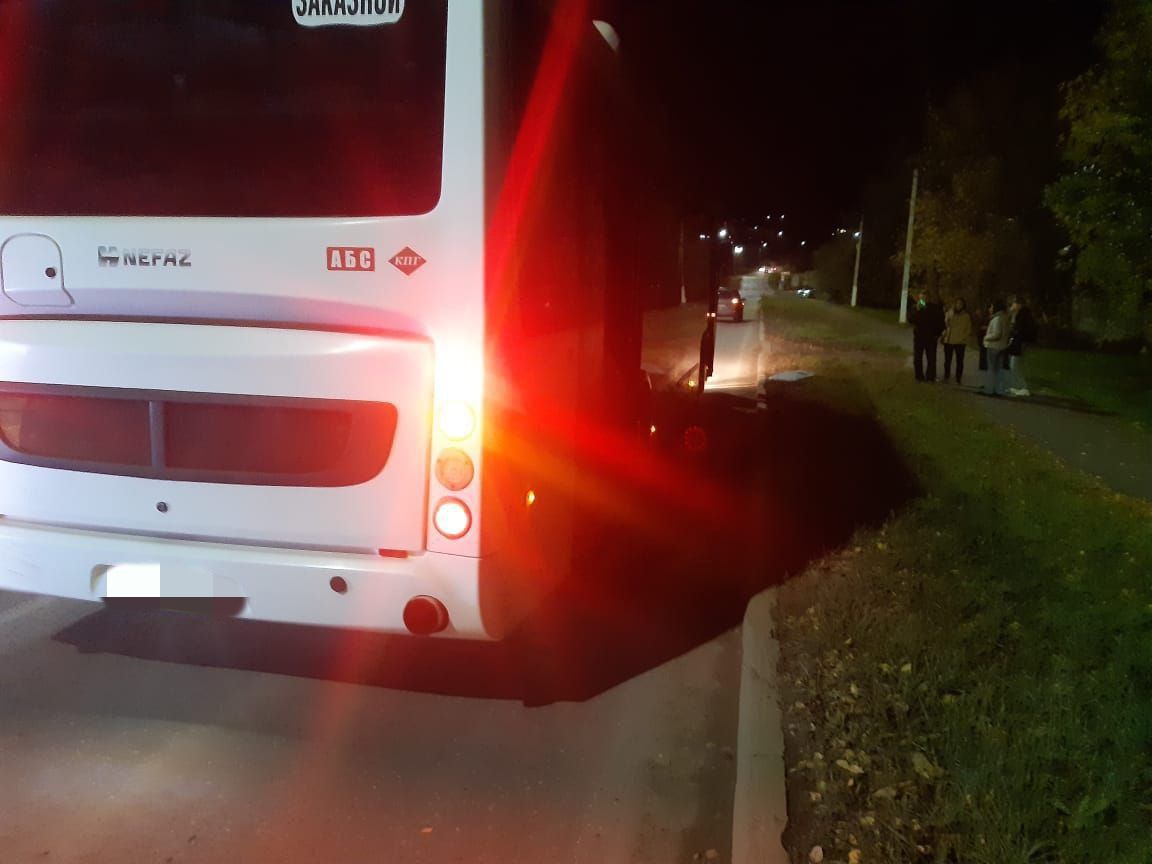 В Менделеевске пассажирский автобус совершил столкновение с легковушкой