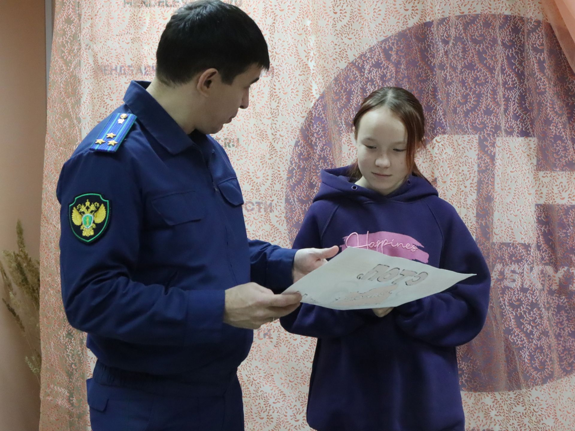Прокурор района Ришат Шакиров наградил спецпризом Ульяну Захарову
