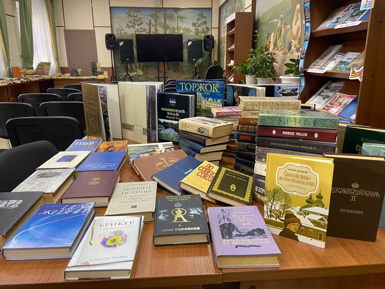 Семья главы района Радмира Беляева передала в фонд библиотеки более 500 книг