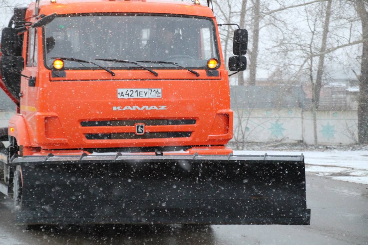 Зимняя спецтехника в Менделеевске приступила к работе