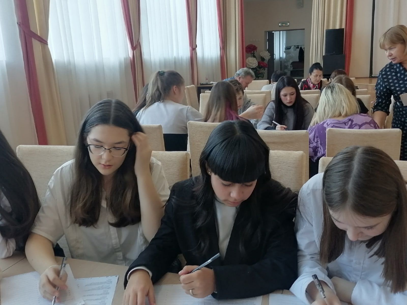 Школьники и пенсионеры Менделеевска написали «Большой этнографический диктант»