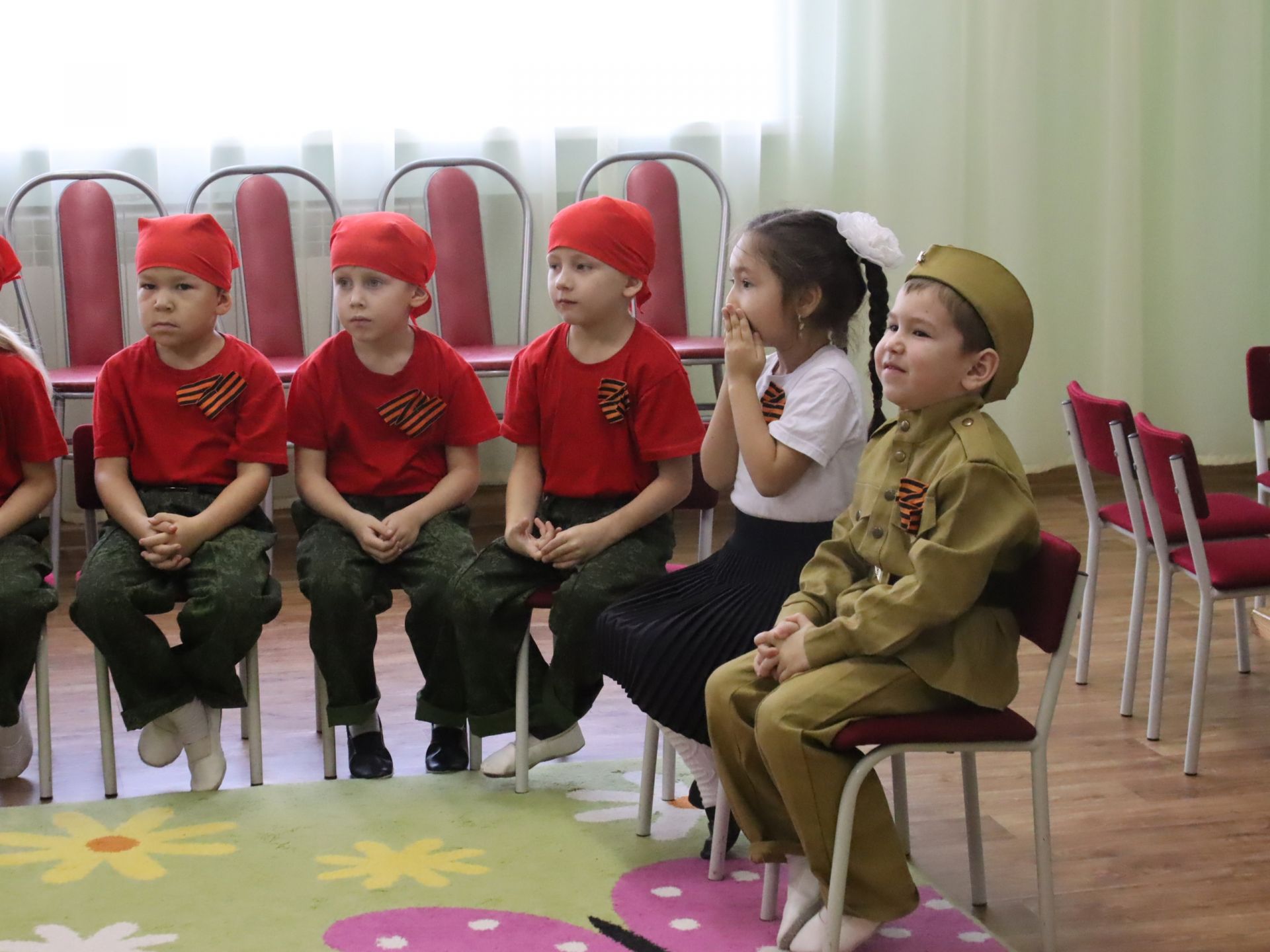 Воспитанники менделеевского детского сада нарисовали солдатам открытки