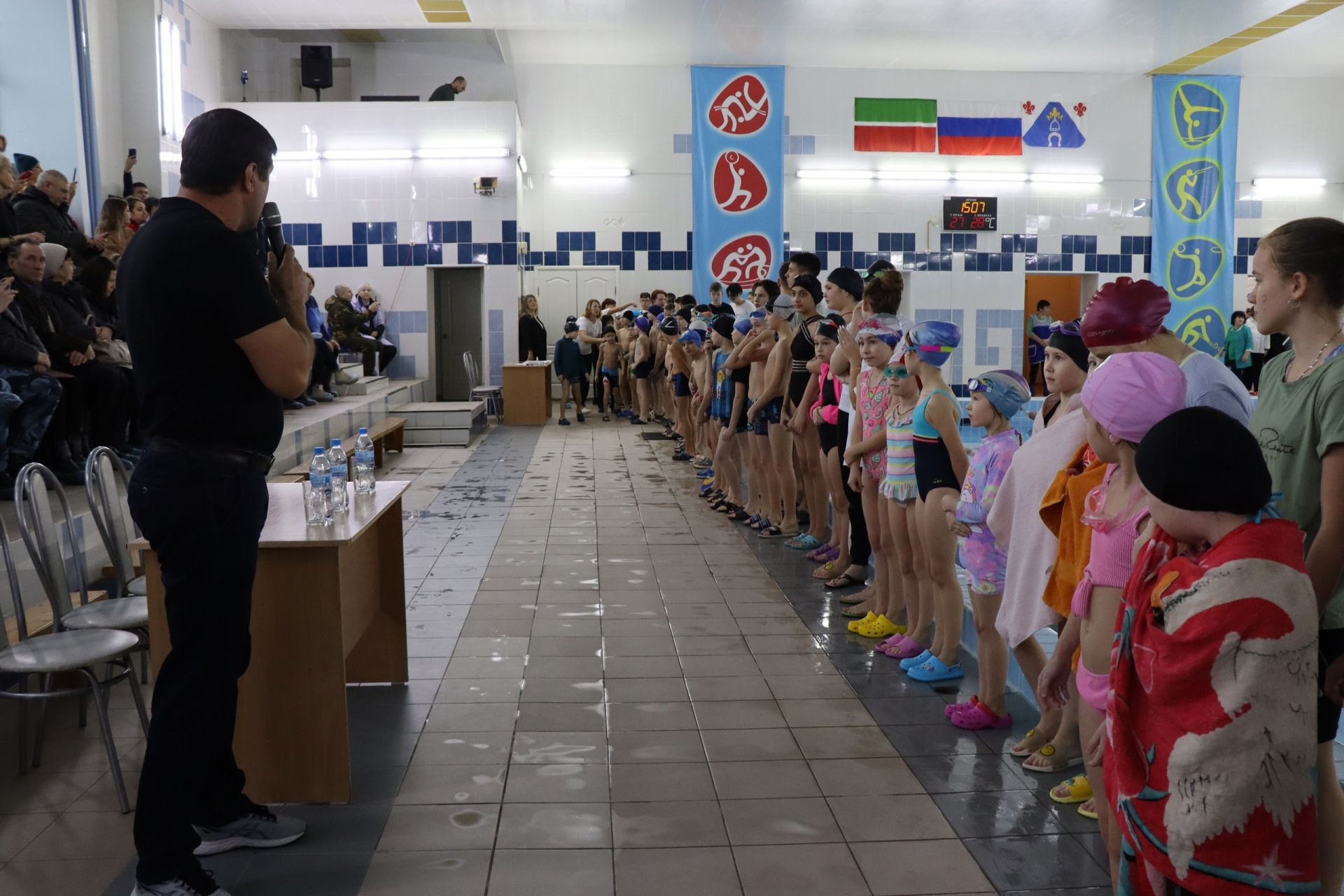 Менделеевские пловцы завершили 2022 год соревнованиями на приз Деда Мороза