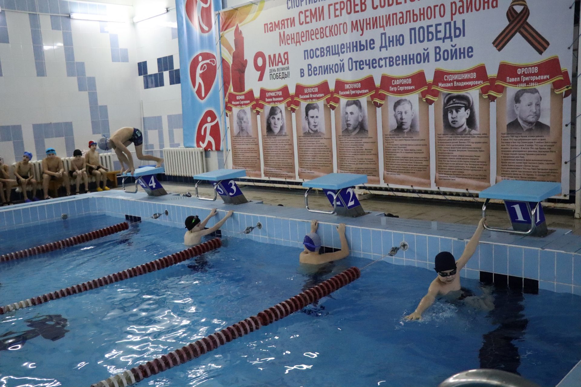 Менделеевские пловцы завершили 2022 год соревнованиями на приз Деда Мороза