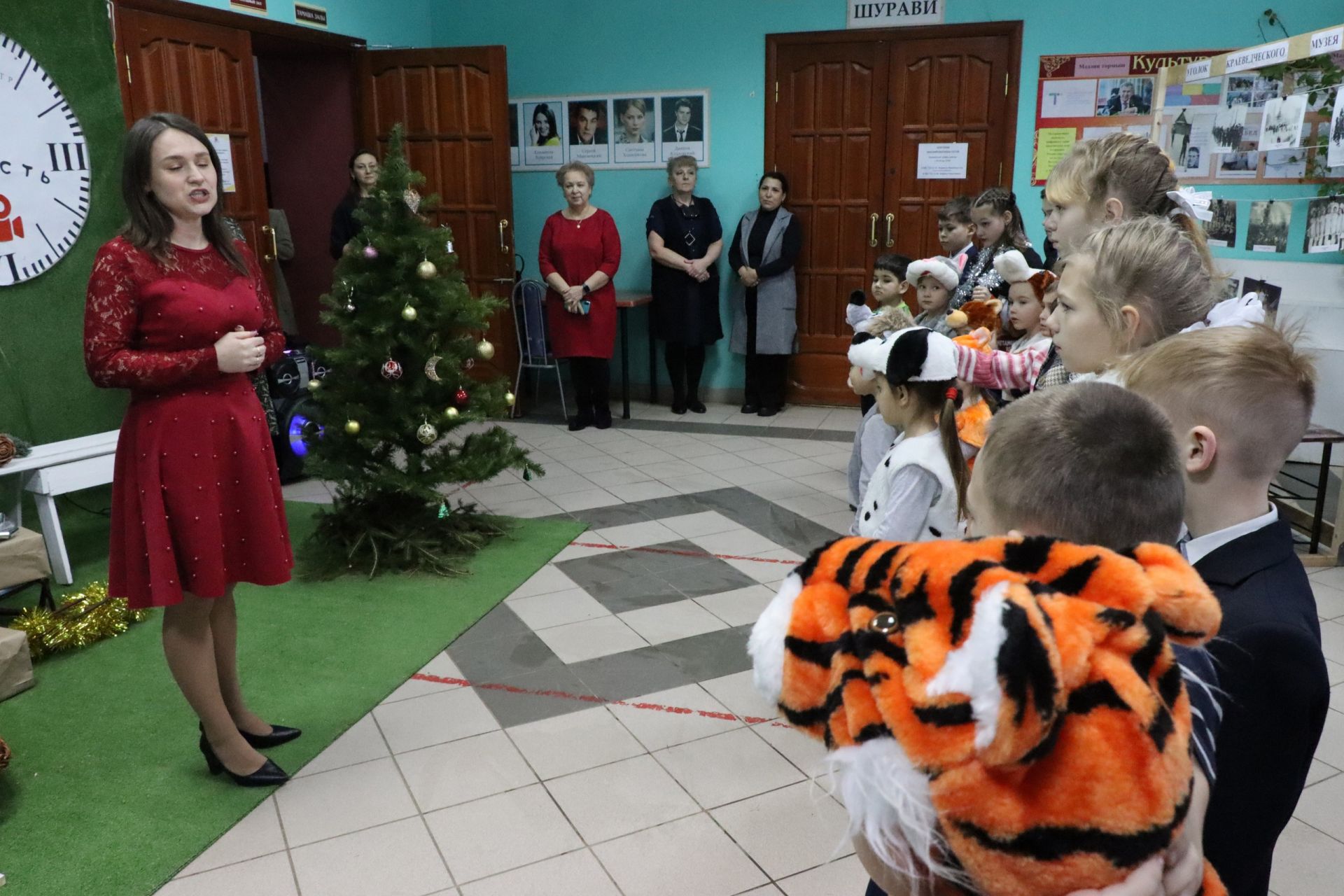 В Менделеевске дети, воспитывающиеся в приюте «Камские зори», посмотрели мультфильм и встретились с Дедом Морозом и Снегурочкой