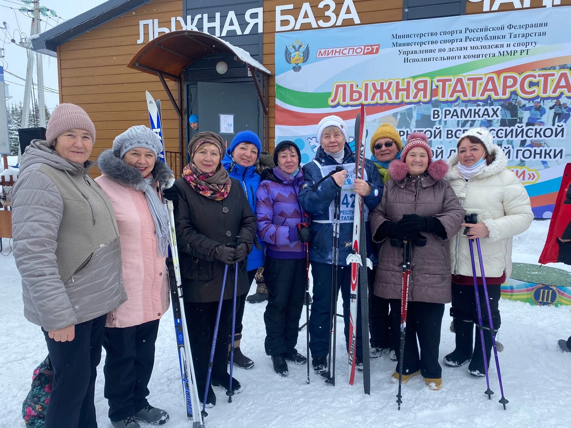 В Менделеевске на массовой лыжной гонке выбрали самого пожилого и самого юного участника