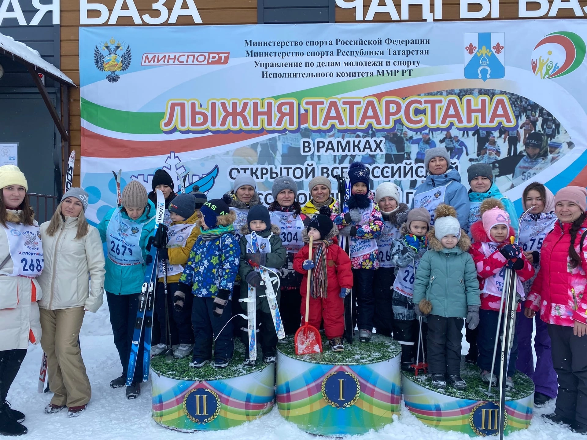 В Менделеевске на массовой лыжной гонке выбрали самого пожилого и самого юного участника