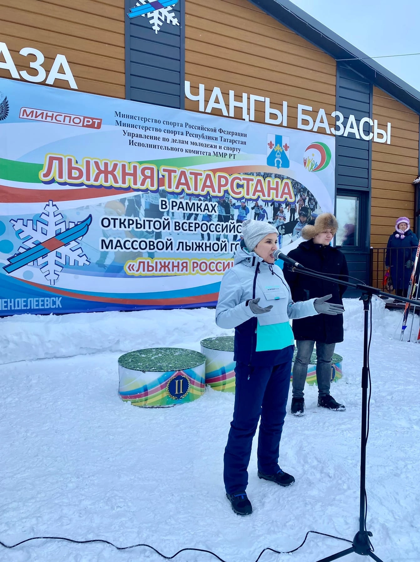 В Менделеевске на массовой лыжной гонке выбрали самого пожилого и самого юного участника