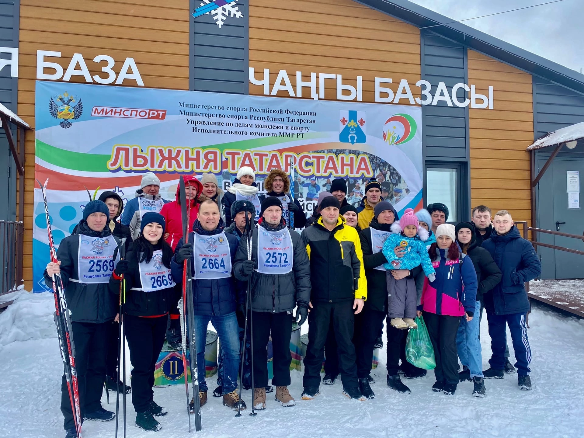 В Менделеевске на массовой лыжной гонке выбрали самого пожилого и самого юного участника