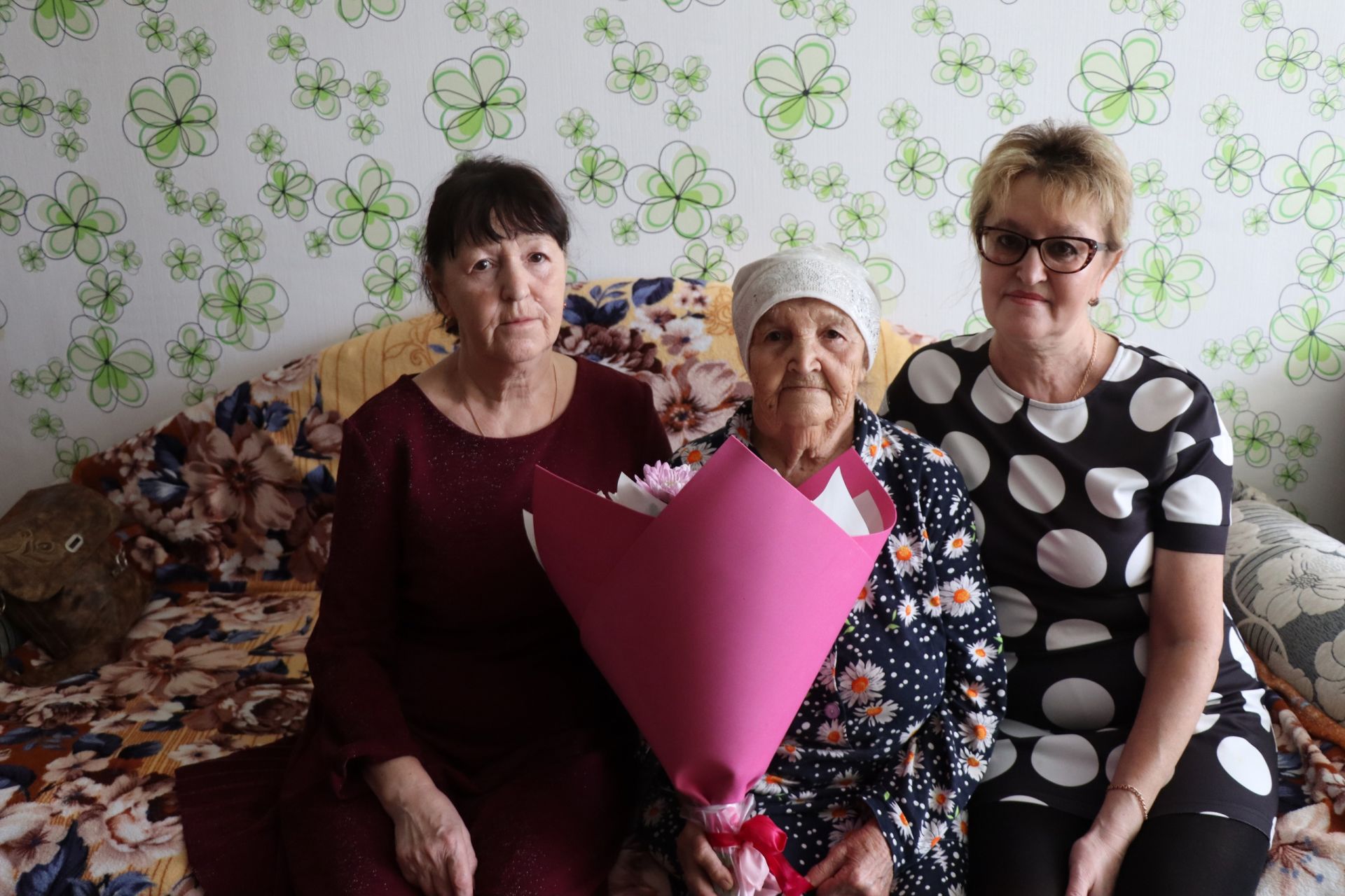 90-летие отметила жительница Менделеевска Сания Латыпова в&nbsp;кругу родных