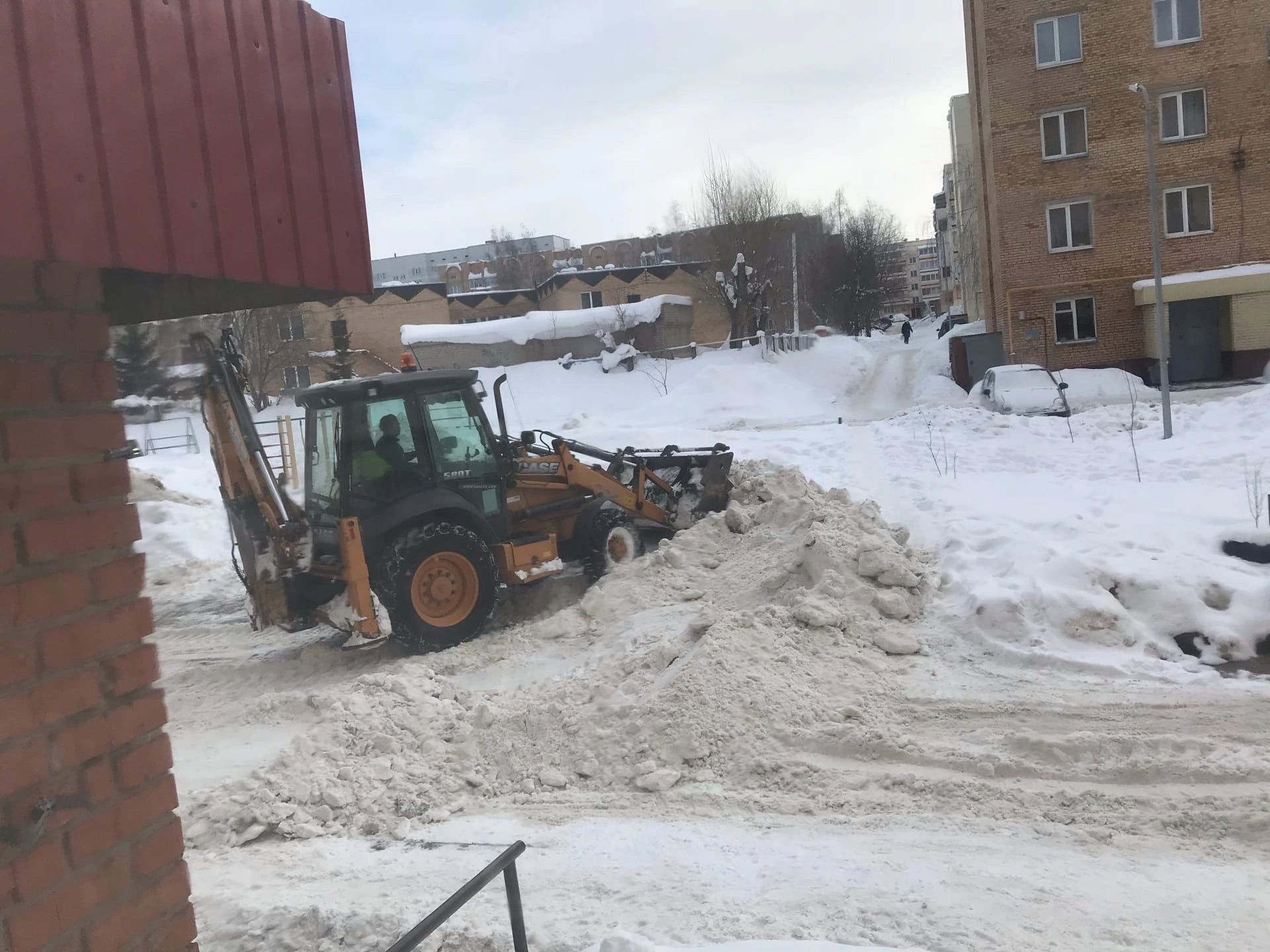 В Менделеевске продолжается активная борьба со снежными завалами