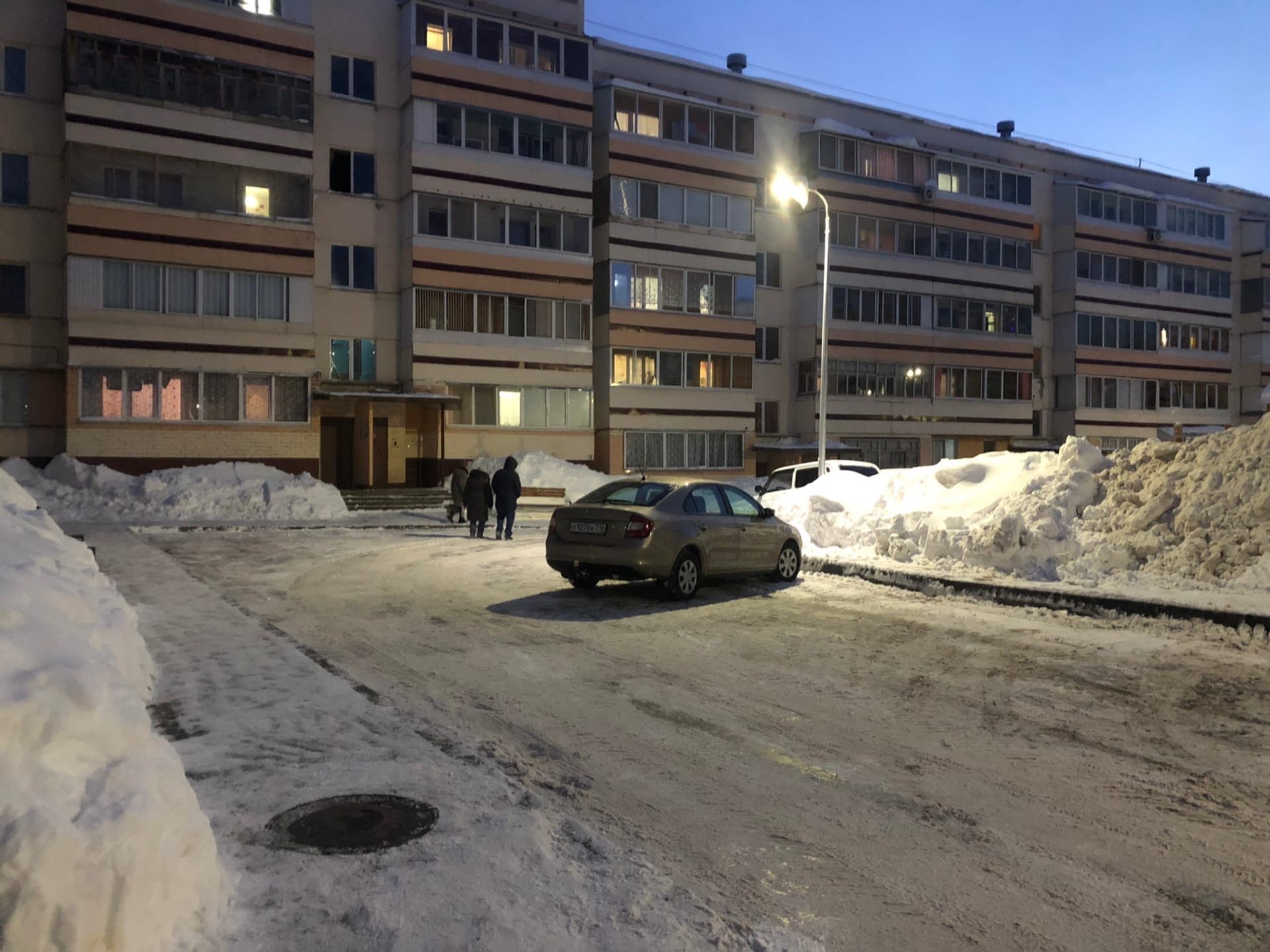 В Менделеевске продолжается активная борьба со снежными завалами