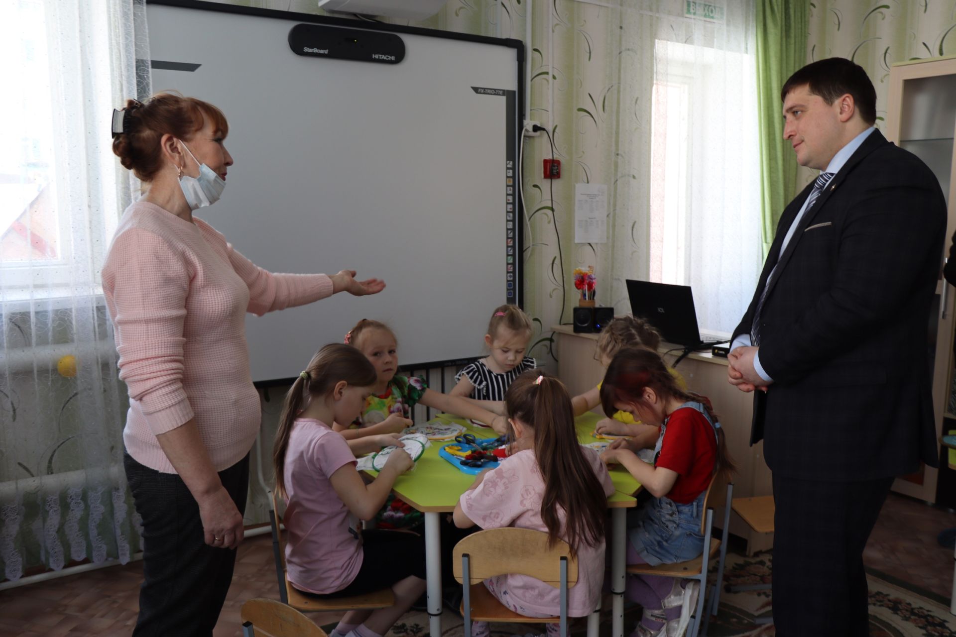 Сария Сабурская пообщалась с коллективом детского сада «Золотая рыбка» Менделеевска