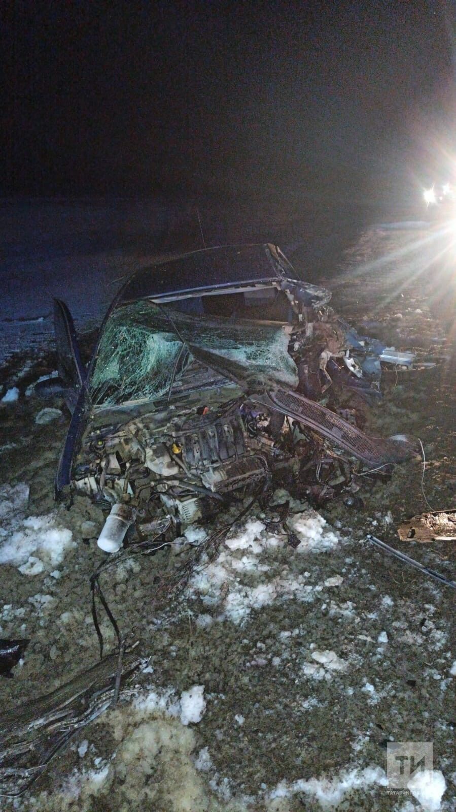 Водитель и пассажир автомобиля чудом остались живы после лобового столкновения с «КАМАЗом»