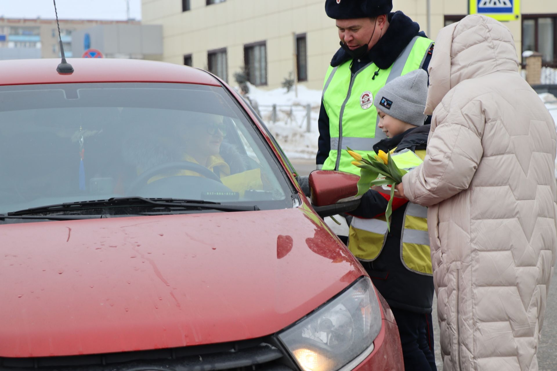 Сотрудники ГИБДД подарили автомобилисткам Менделеевска тюльпаны и светоотражающие жилеты