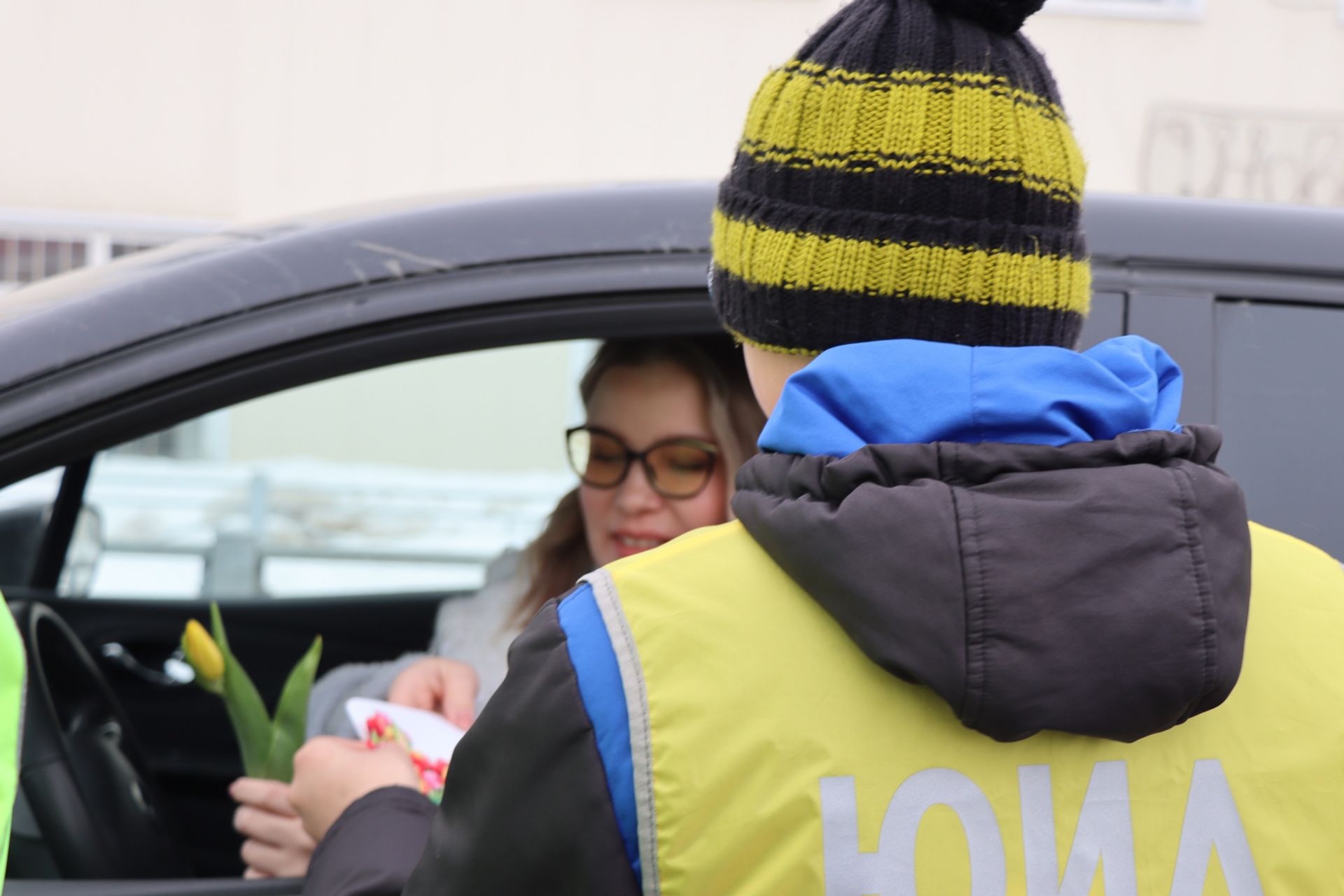 Сотрудники ГИБДД подарили автомобилисткам Менделеевска тюльпаны и светоотражающие жилеты