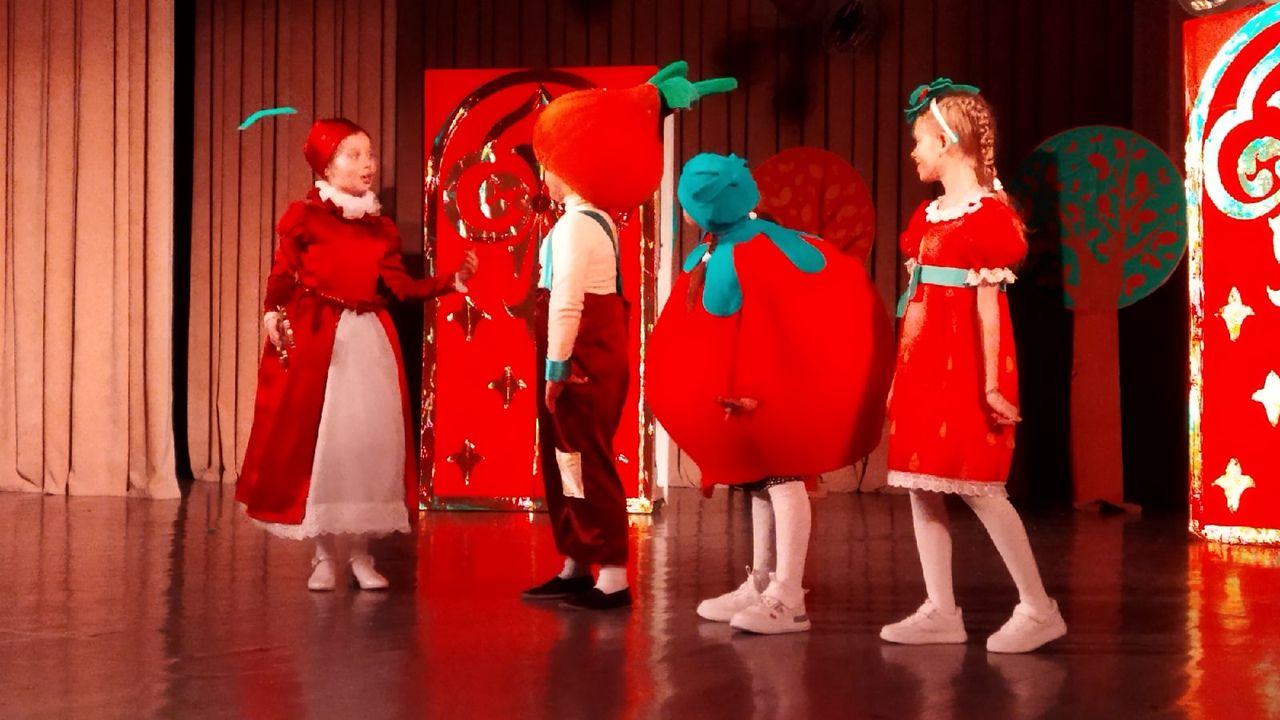 «Овощи и фрукты оп-оп-оп»: в Менделеевске представили премьеру спектакля «Чиполлино» на современный лад