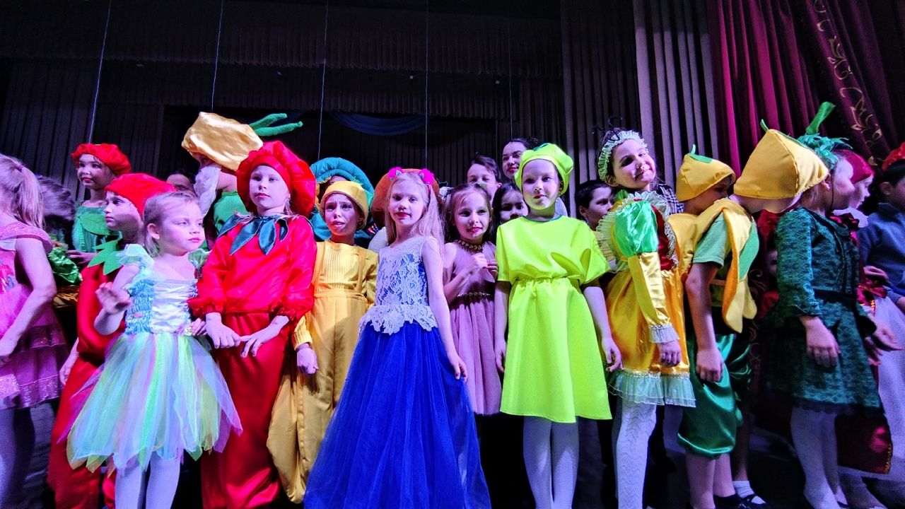 «Овощи и фрукты оп-оп-оп»: в Менделеевске представили премьеру спектакля «Чиполлино» на современный лад
