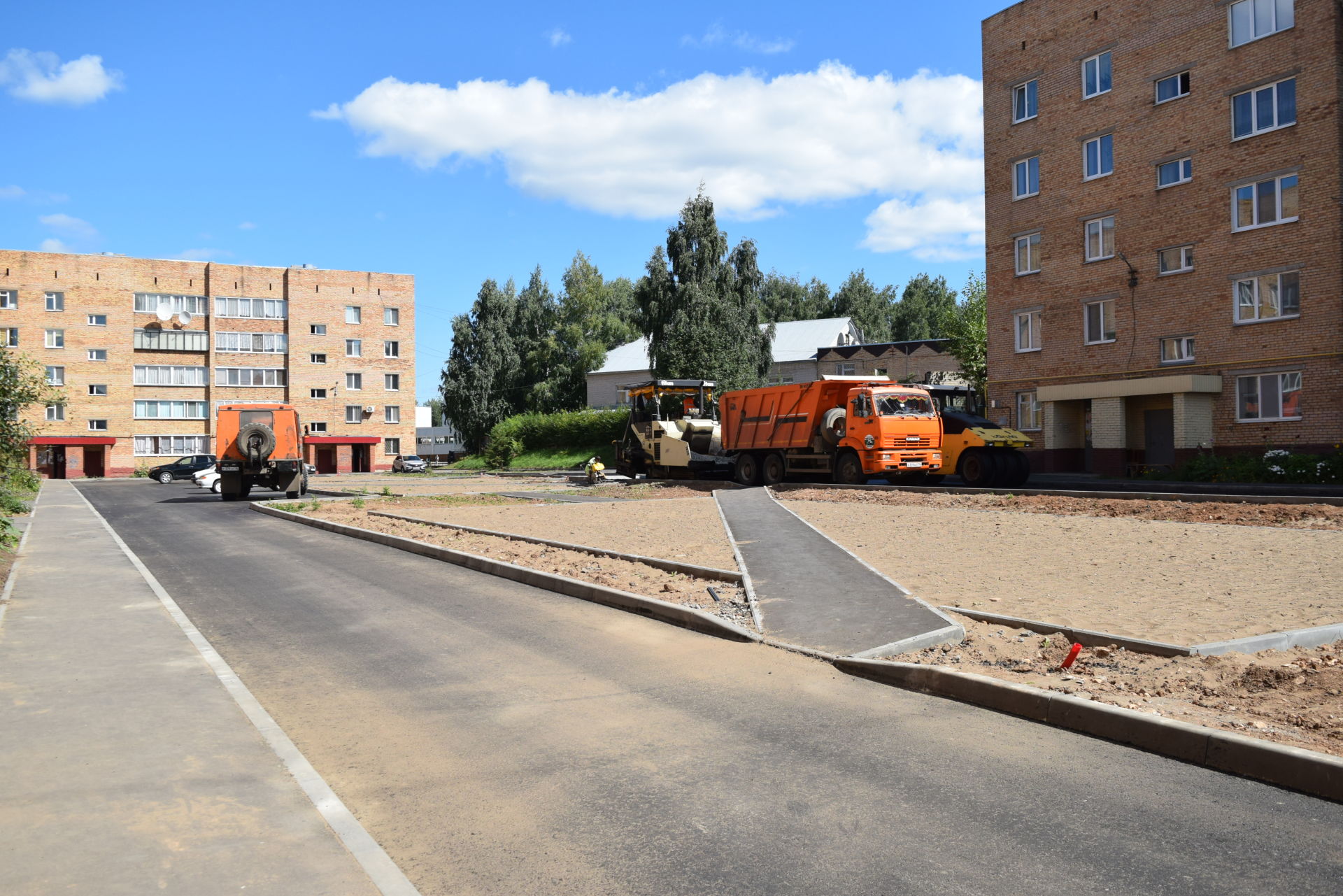 Руководитель района Радмир Беляев сообщил о старте благоустройства менделеевских дворов