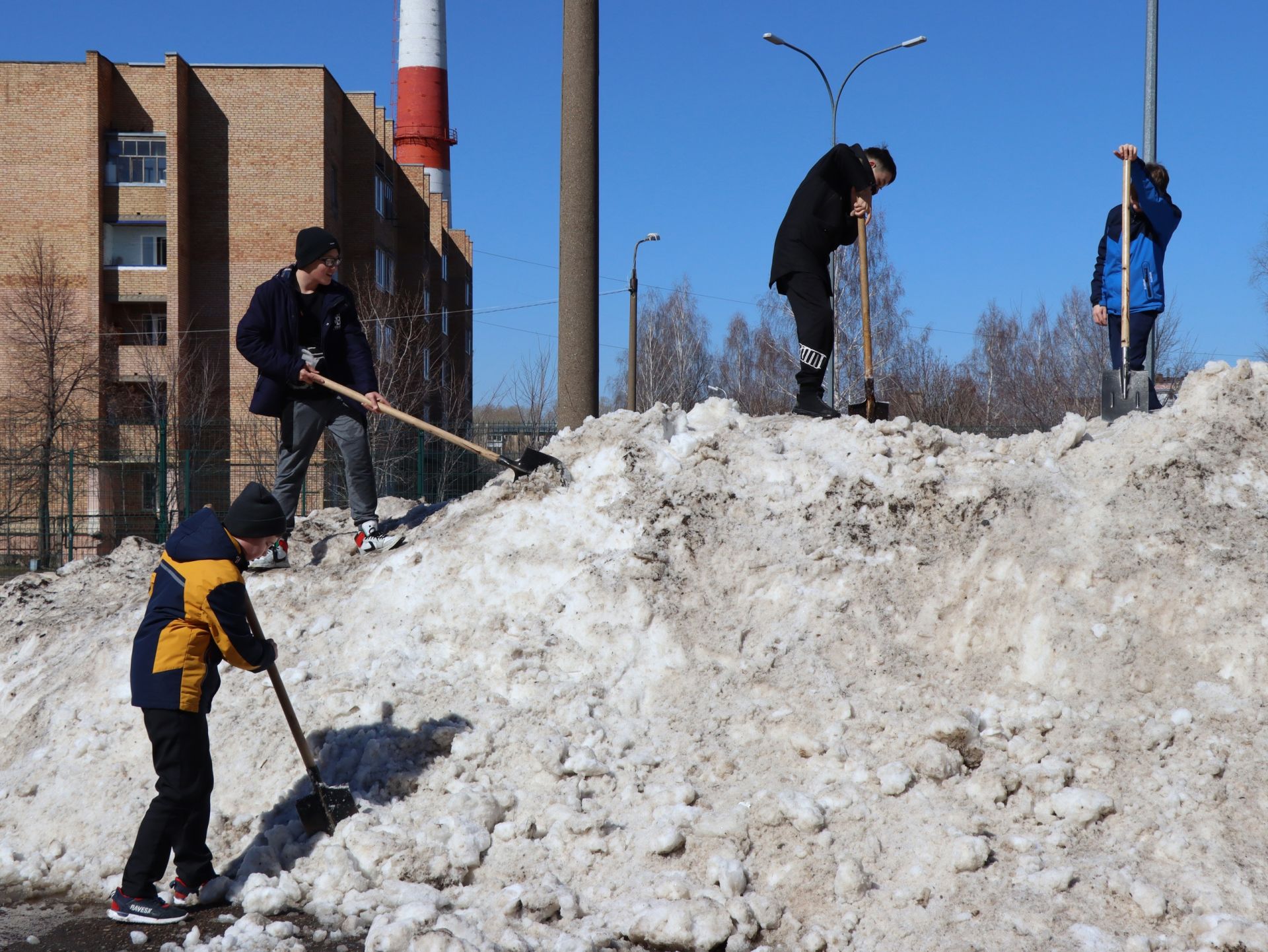 «Генеральная уборка»: менделеевцы дружно вышли на городской субботник