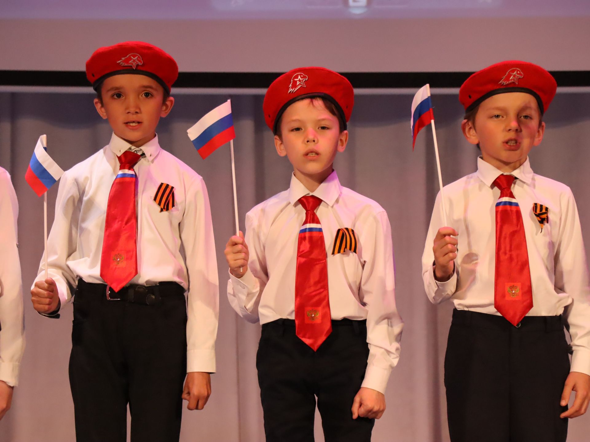 Школьники Менделеевска продемонстрировали номера военно-патриотической направленности