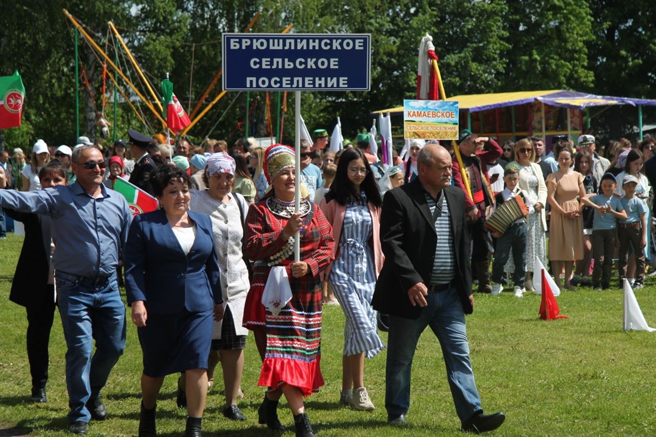 На Сабантуе провели парад сельхозформирований района и наградили батыров сева