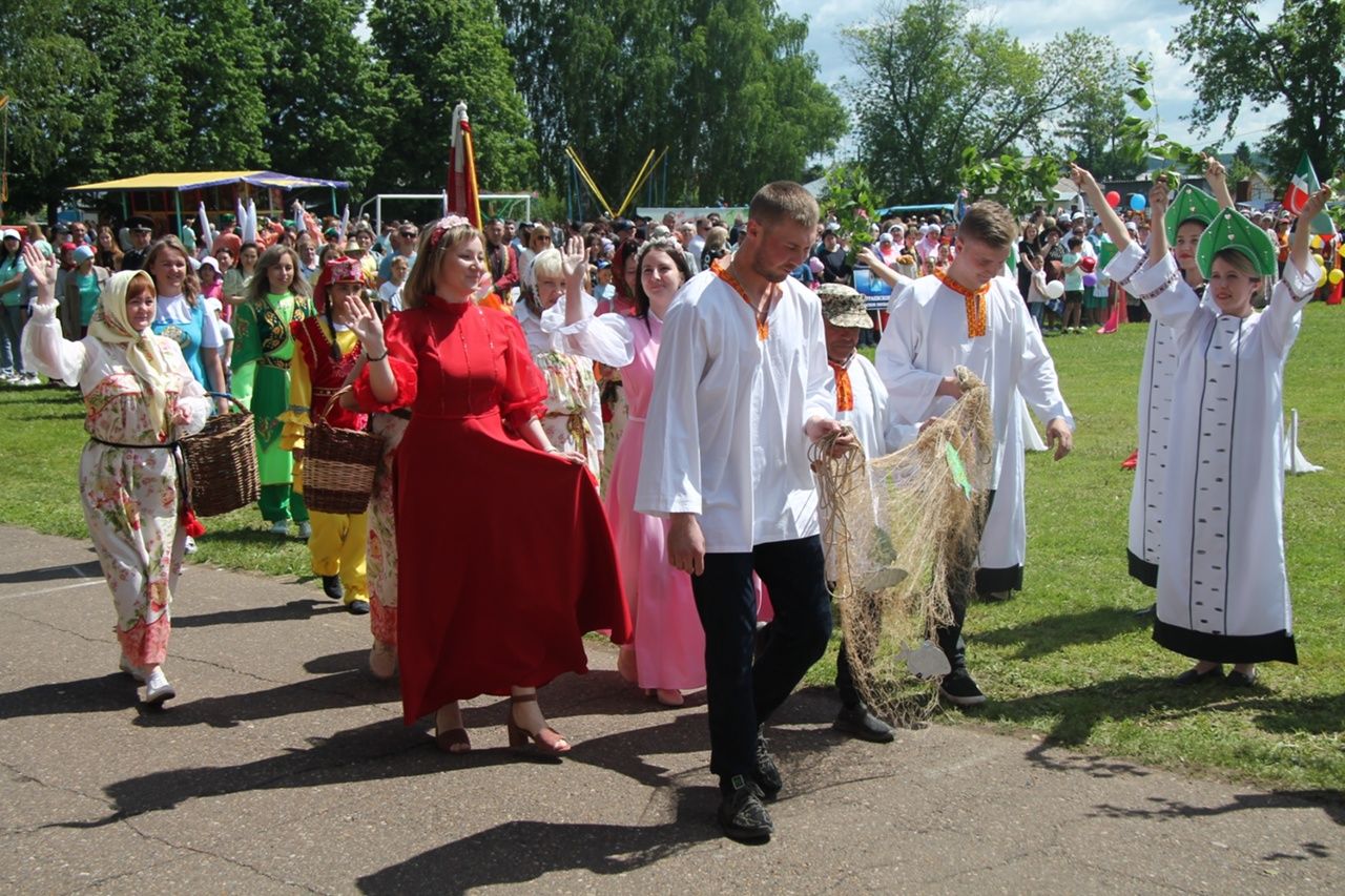 На Сабантуе провели парад сельхозформирований района и наградили батыров сева