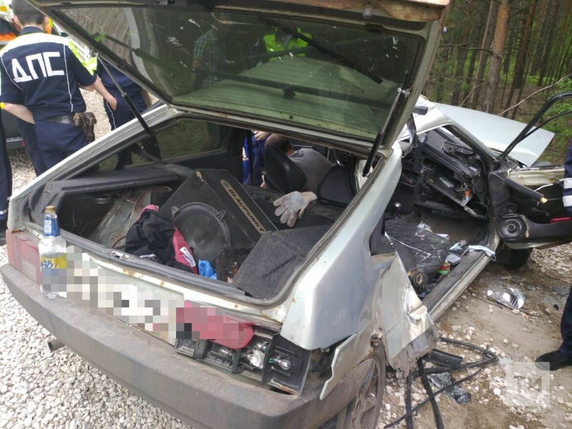 Два человека получили травмы в столкновении легковушки и грузовика вблизи Менделеевска